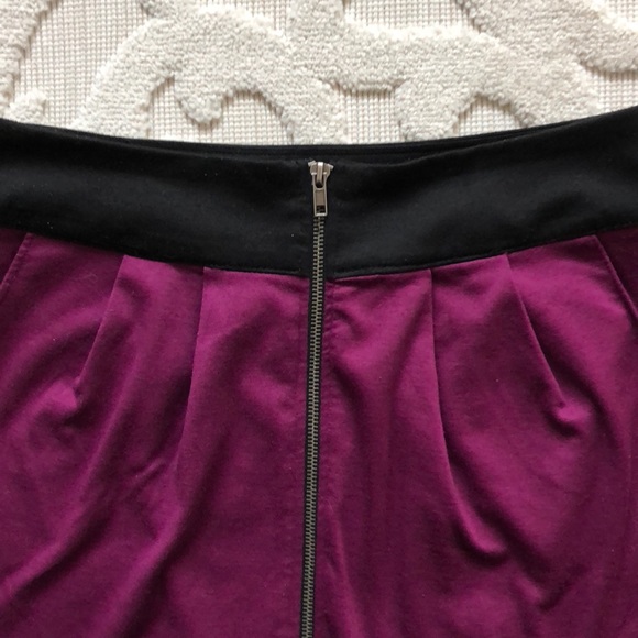 Forever 21 | Zip-Front Plum Skirt with Pockets - Picture 2 of 4
